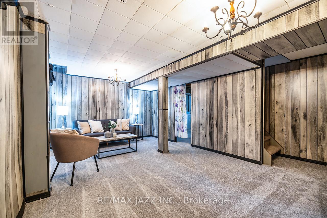 1347 MARY STREET N - 33