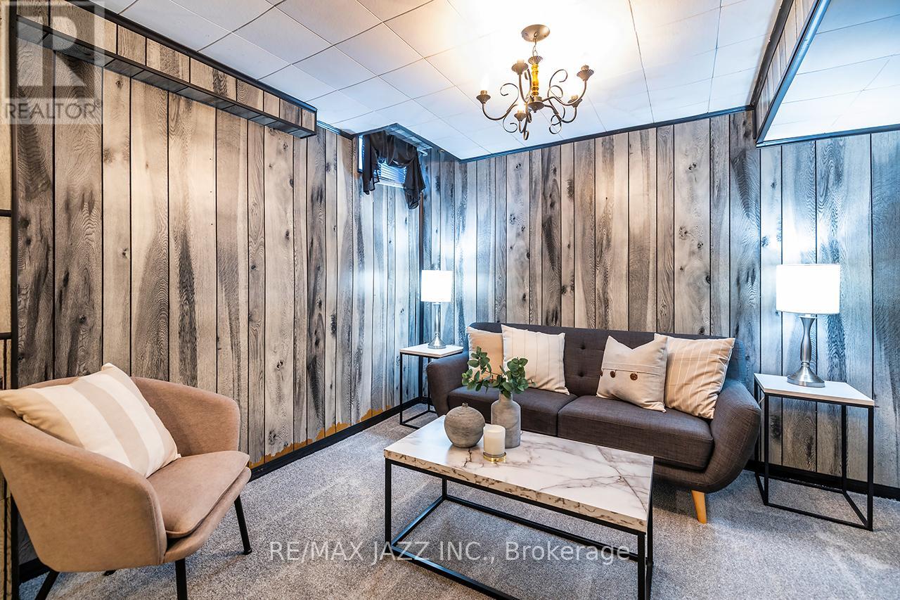 1347 MARY STREET N - 34