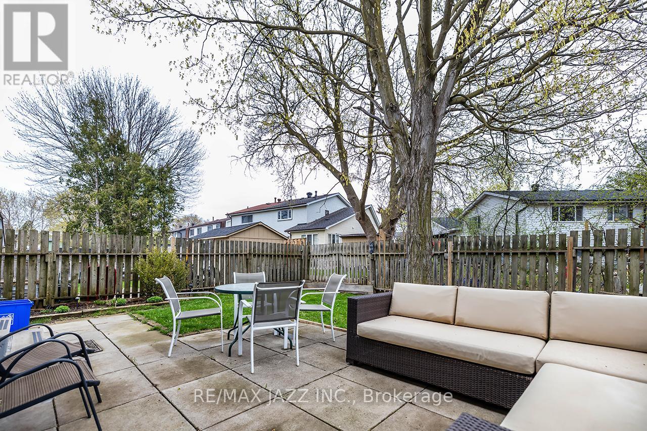1347 MARY STREET N - 37