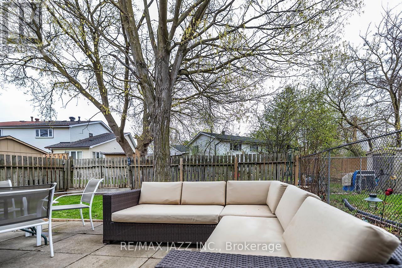 1347 MARY STREET N - 38
