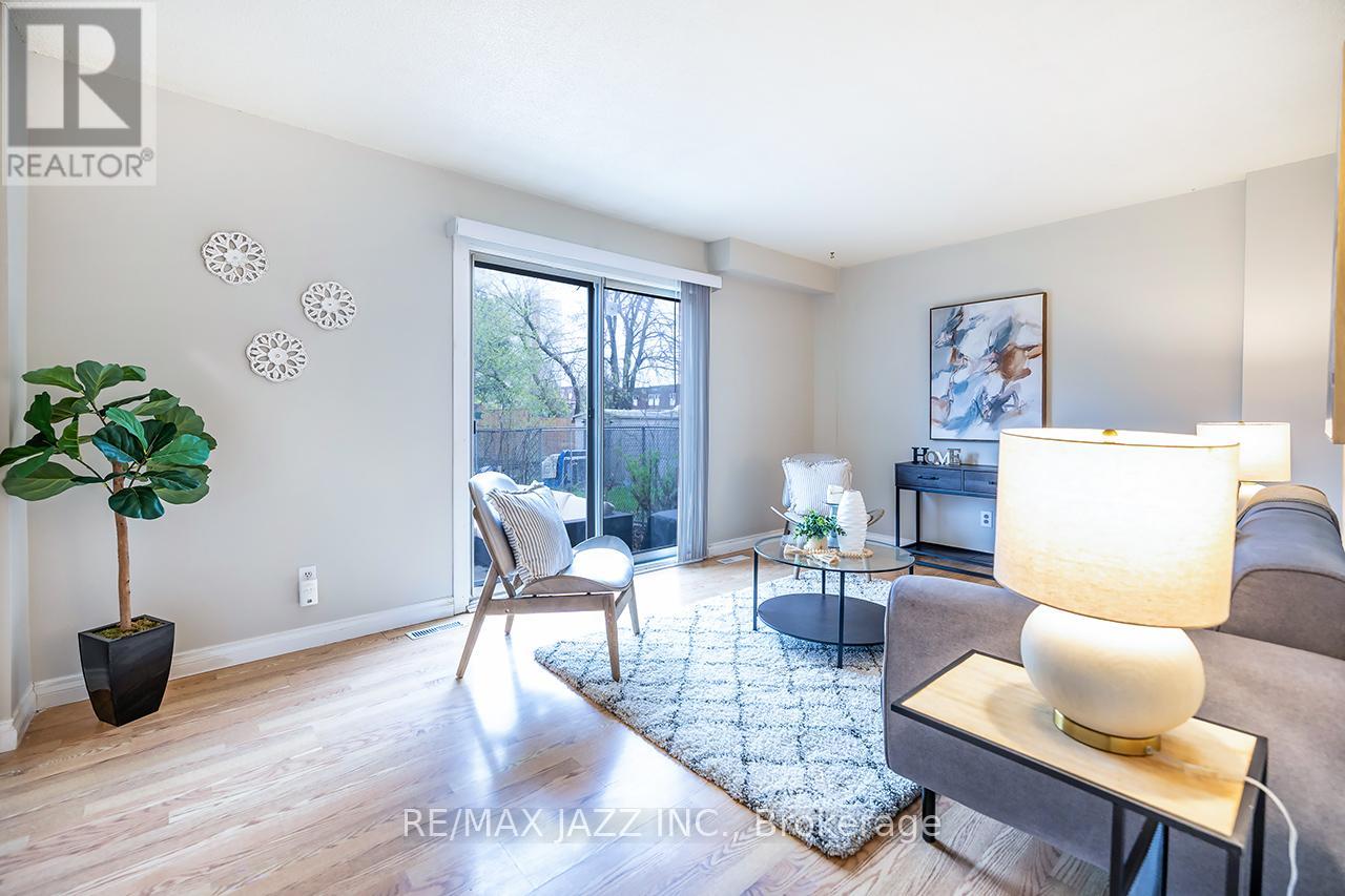 1347 MARY STREET N - 8