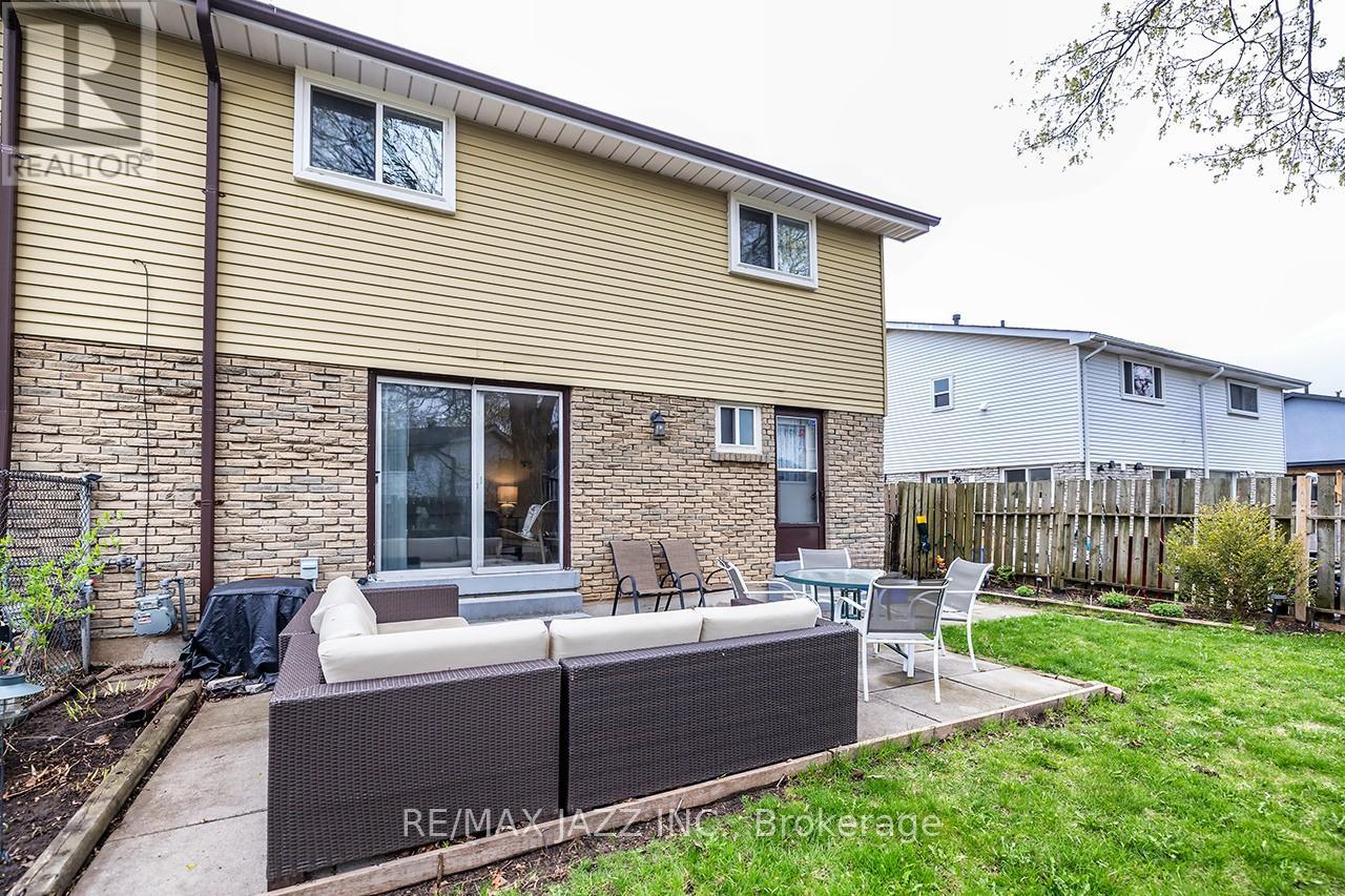 1347 MARY STREET N - 40