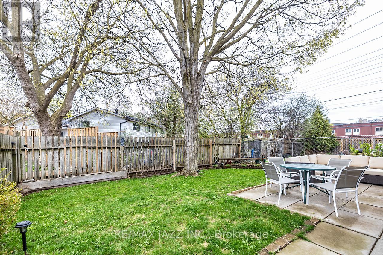 1347 MARY STREET N - 39