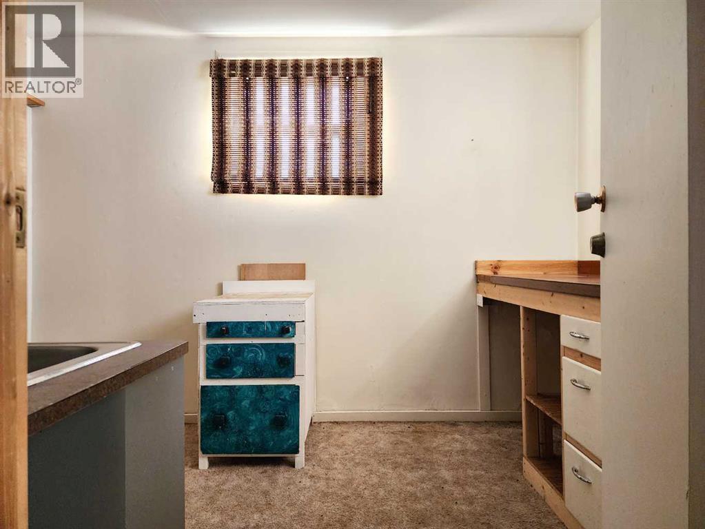 422 21 Street S - 32