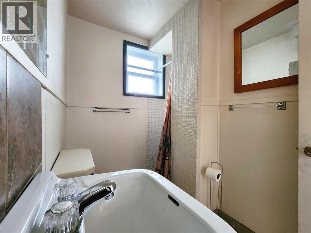 422 21 Street S - 27