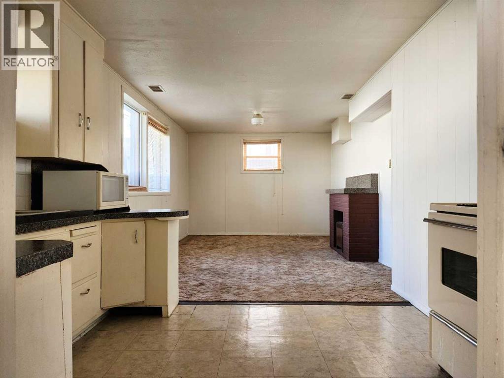 422 21 Street S - 21