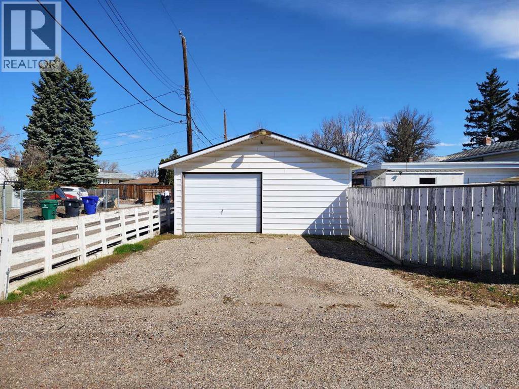 422 21 Street S - 38