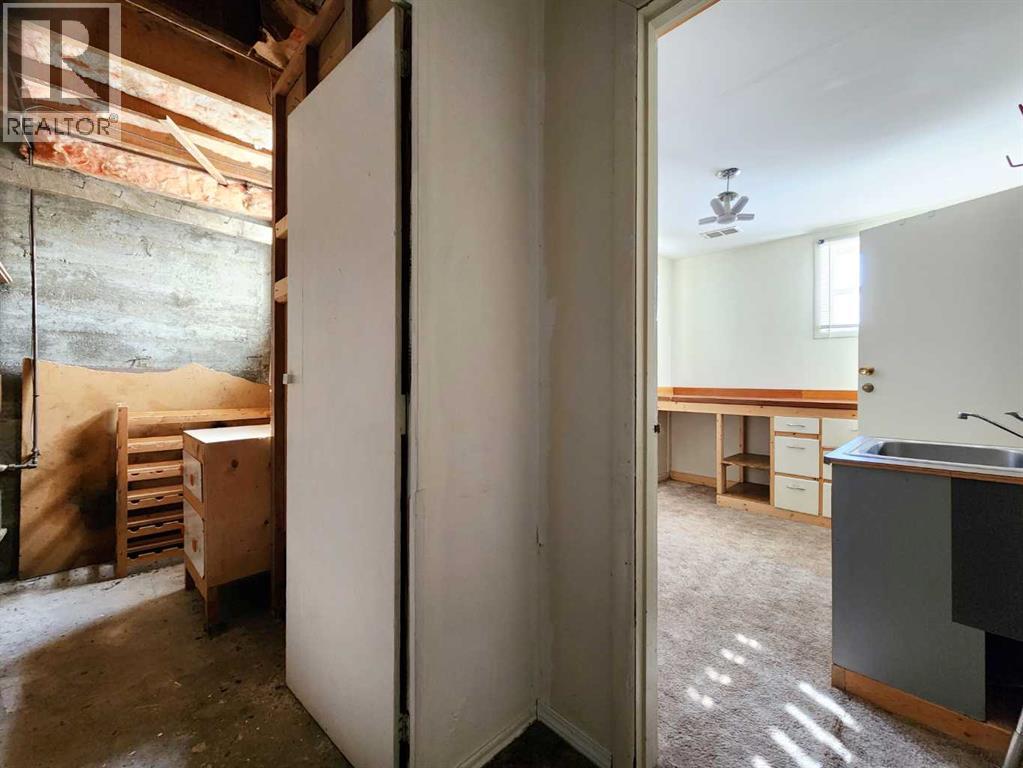 422 21 Street S - 34