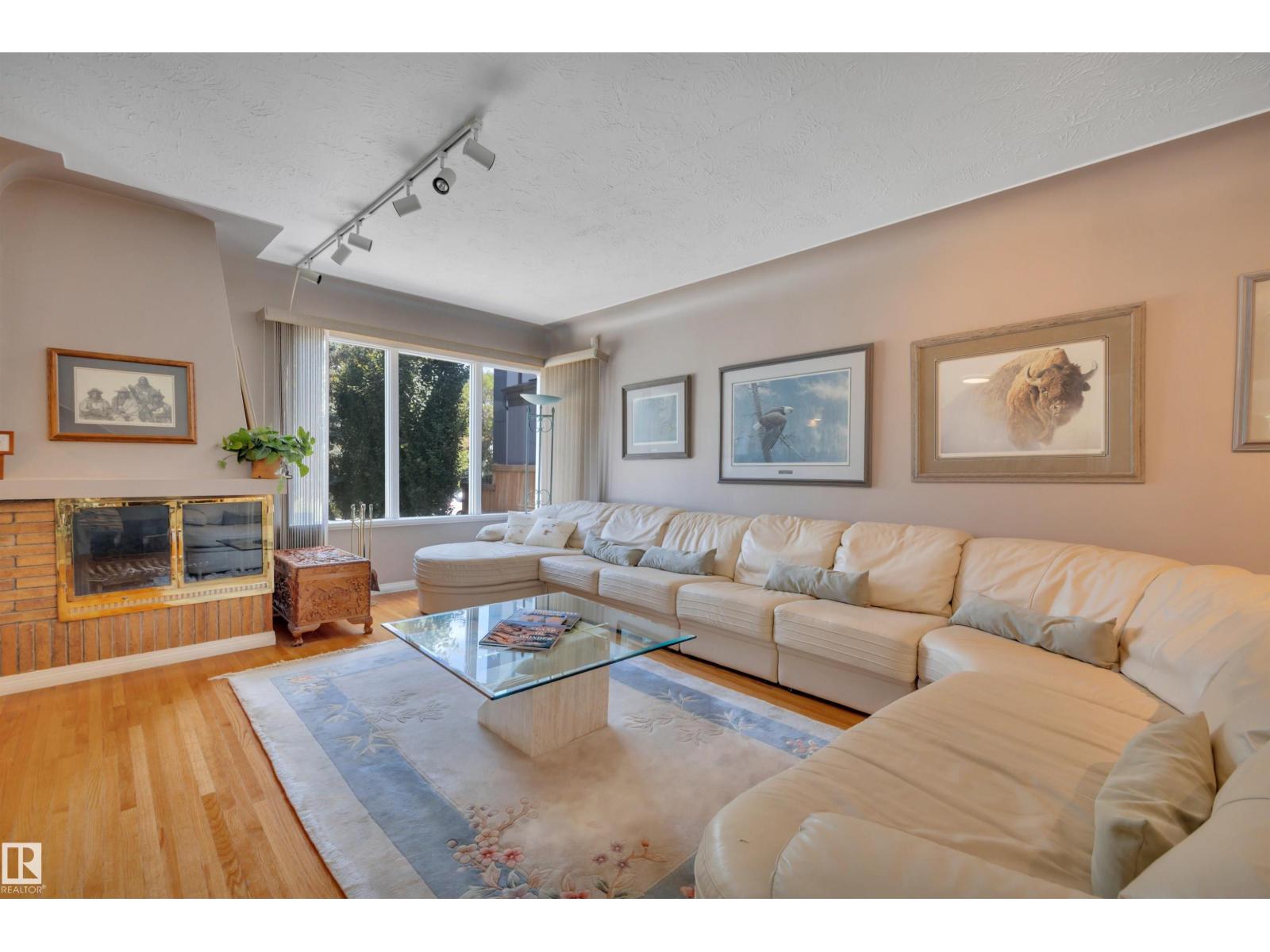 11807 91 AV NW - 10