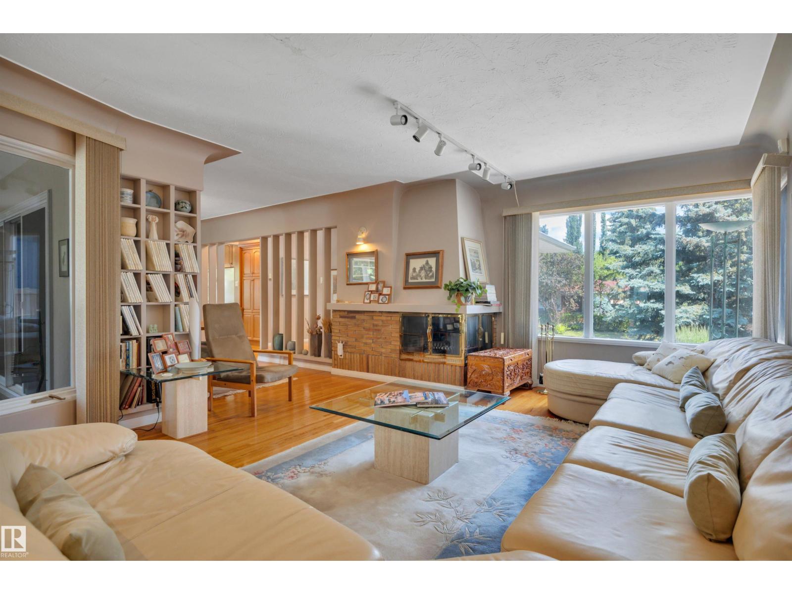 11807 91 AV NW - 11