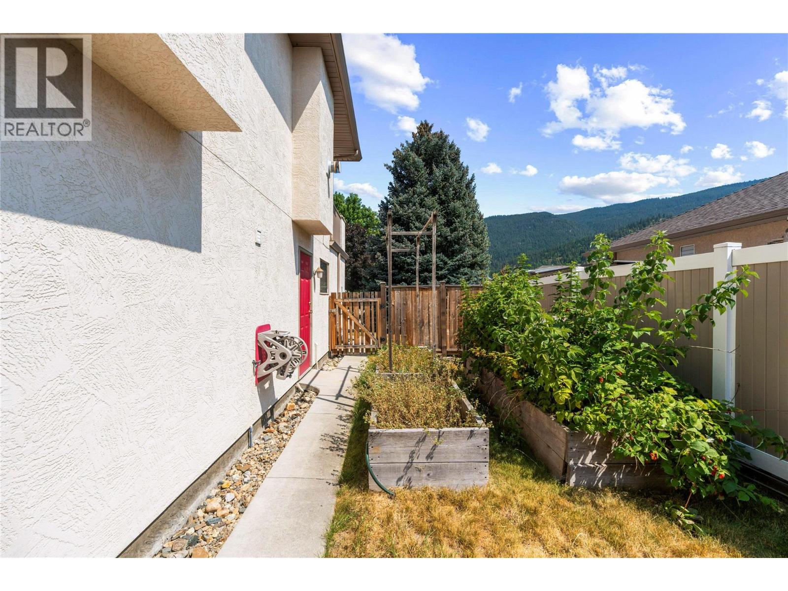 2068 Hunter Crescent, Armstrong