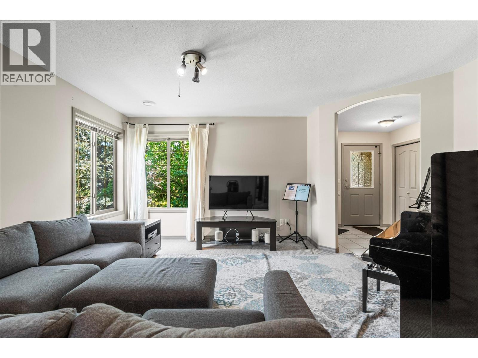2068 Hunter Crescent, Armstrong