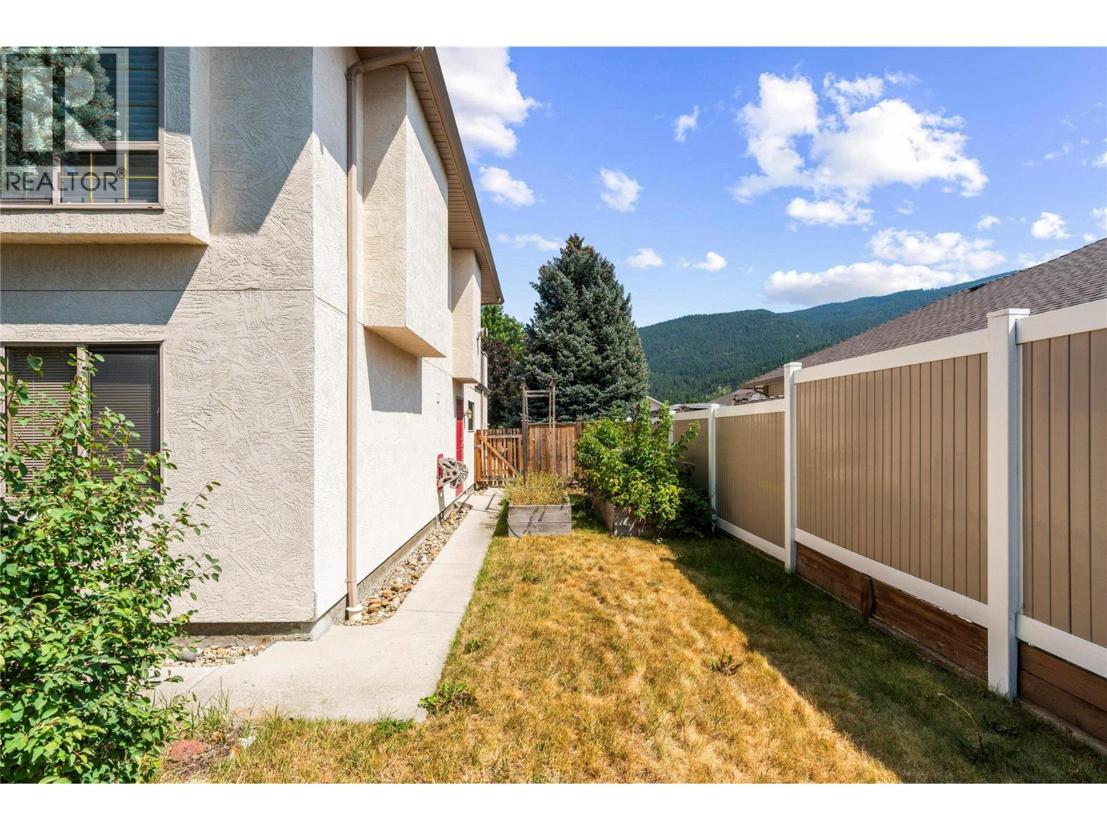 2068 Hunter Crescent, Armstrong