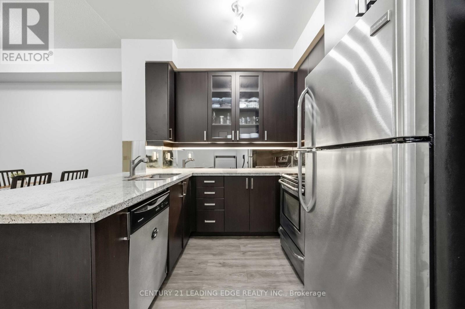 #405 151 UPPER DUKE CRESCENT - 12
