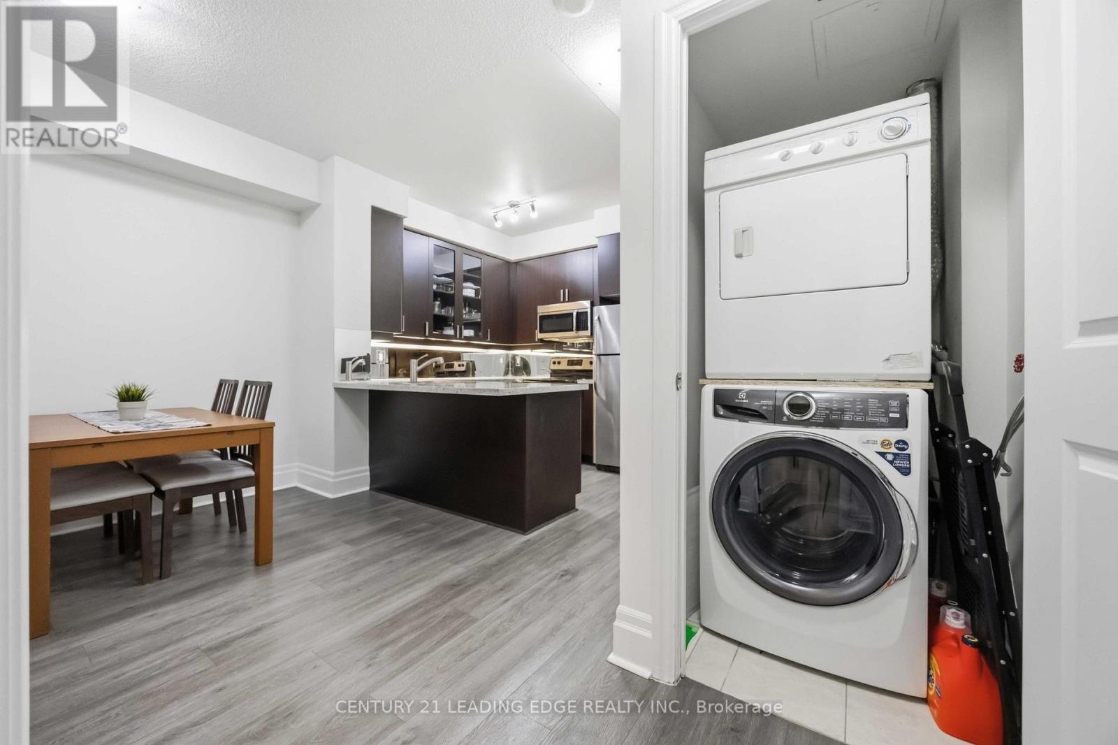 #405 151 UPPER DUKE CRESCENT - 19
