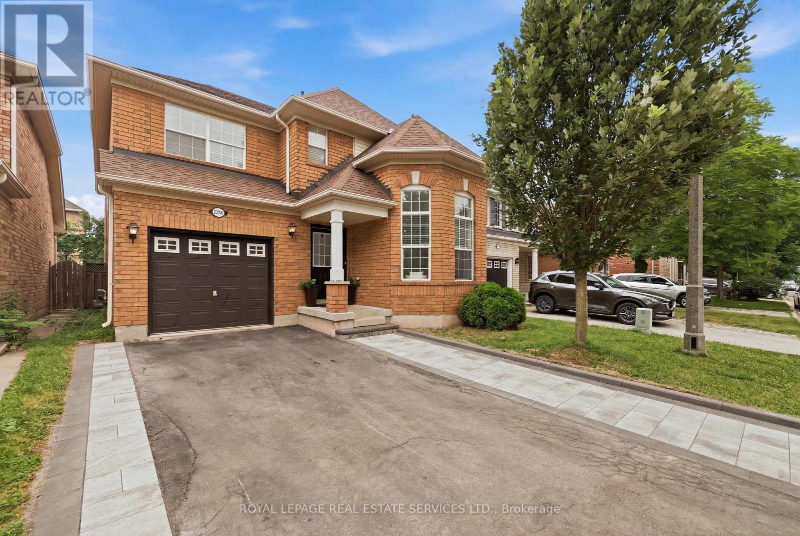 2382 FALKLAND CRESCENT - 1