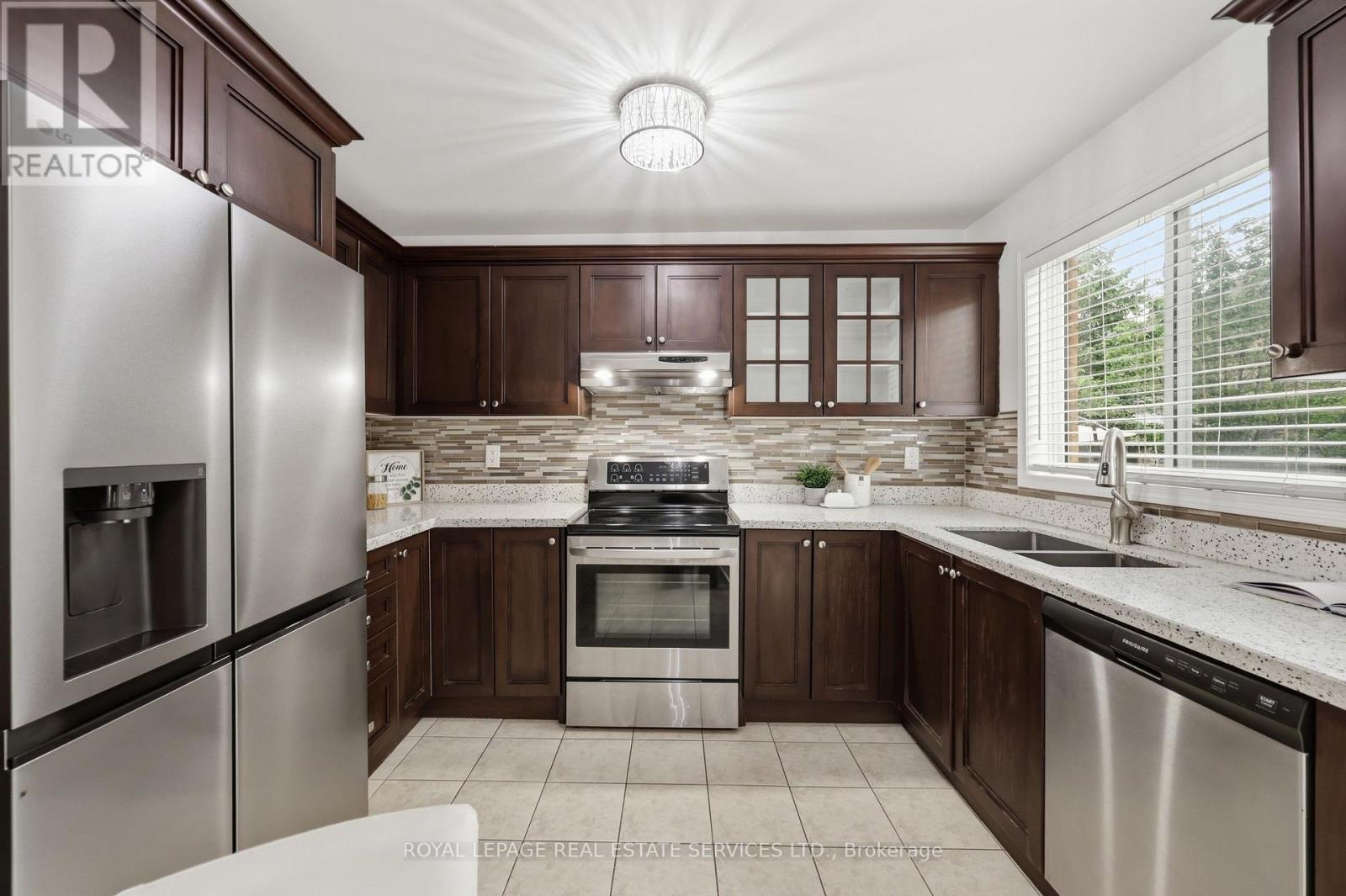 2382 FALKLAND CRESCENT - 19