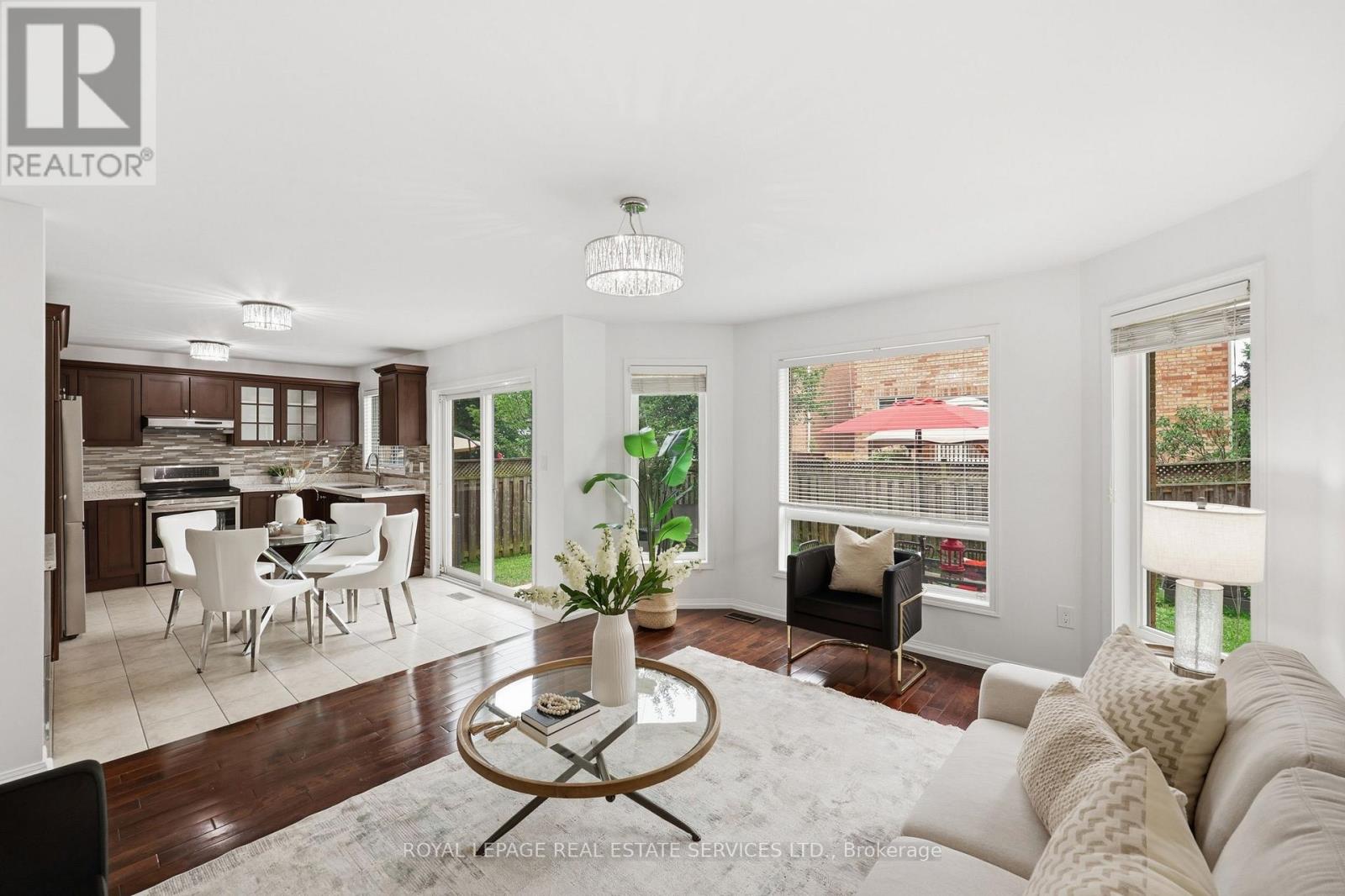 2382 FALKLAND CRESCENT - 15