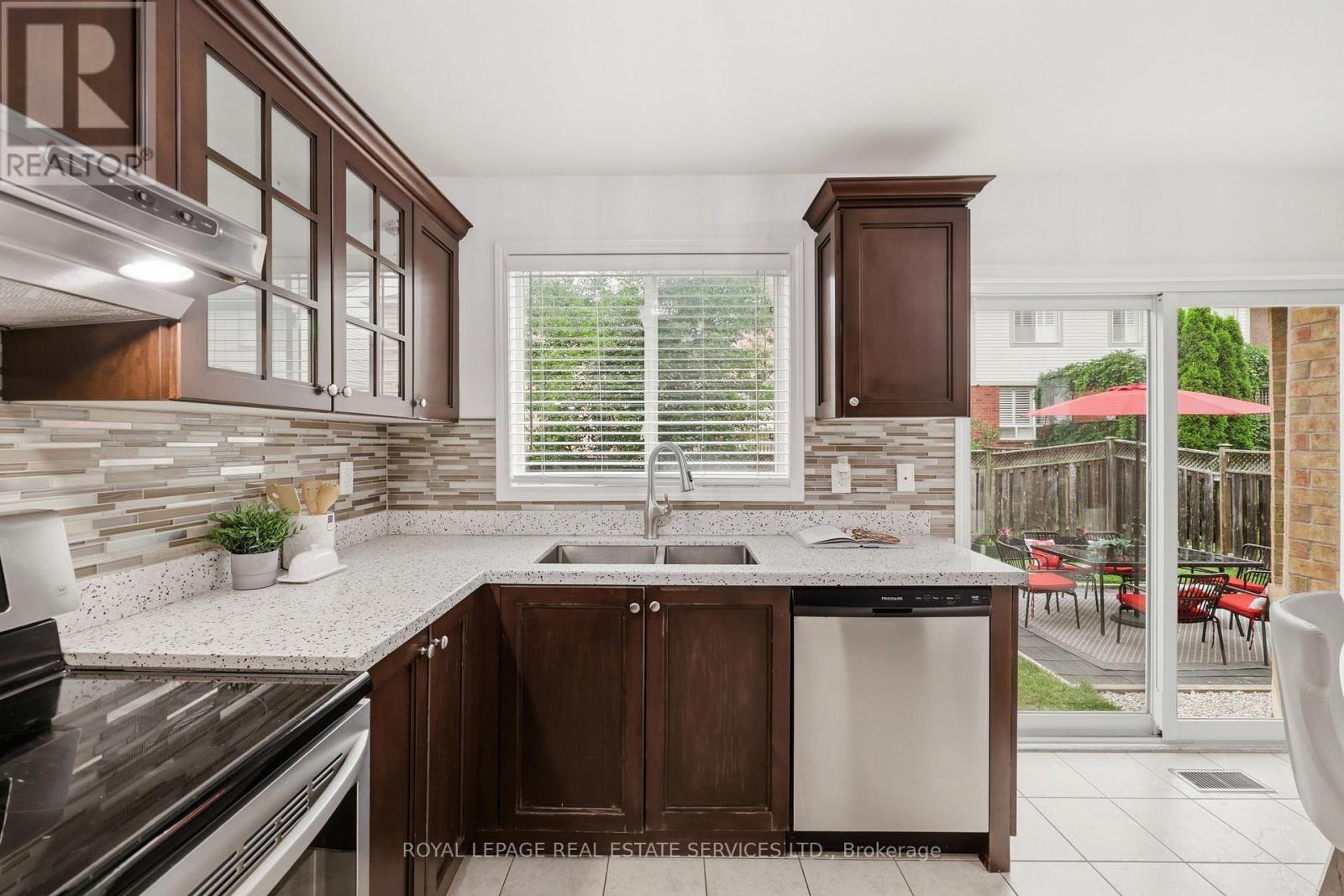 2382 FALKLAND CRESCENT - 20