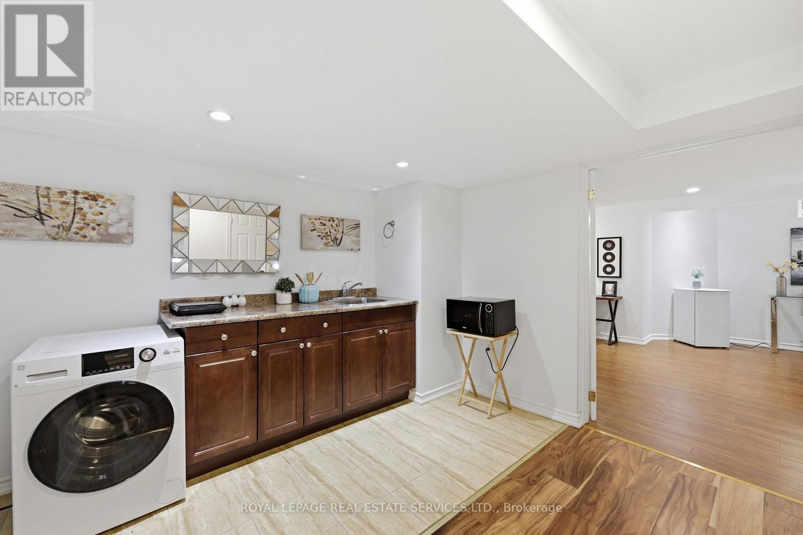 2382 FALKLAND CRESCENT - 33