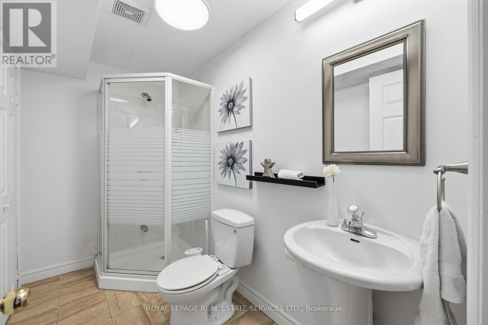 2382 FALKLAND CRESCENT - 37