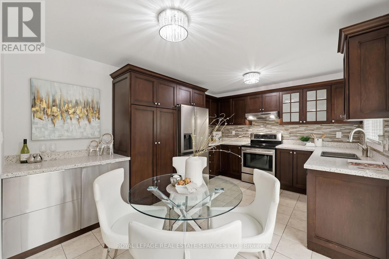 2382 FALKLAND CRESCENT - 18