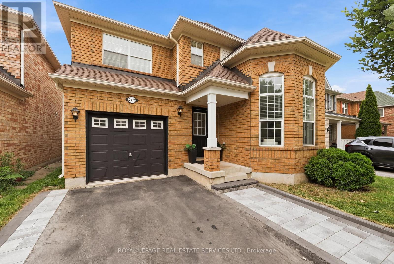 2382 FALKLAND CRESCENT - 2
