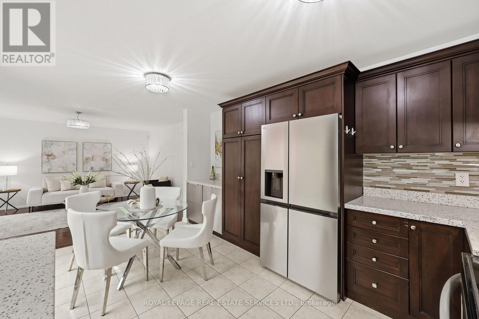 2382 FALKLAND CRESCENT - 21