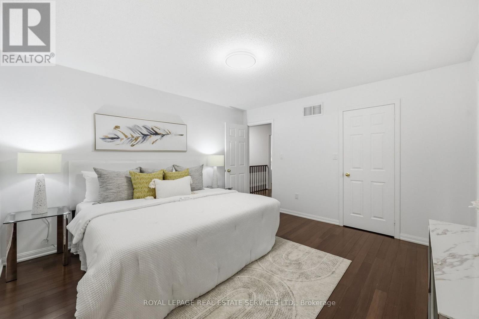 2382 FALKLAND CRESCENT - 23