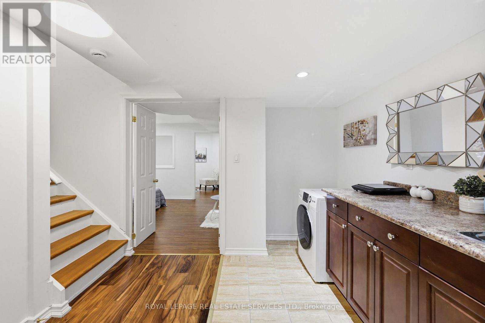 2382 FALKLAND CRESCENT - 34