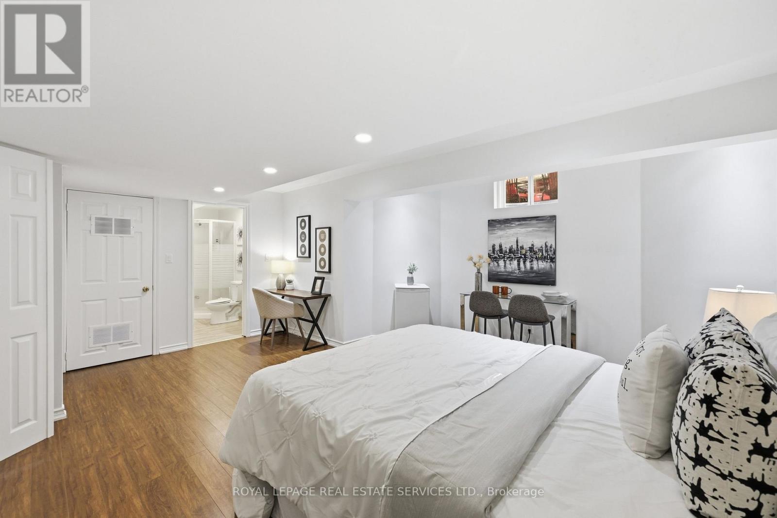 2382 FALKLAND CRESCENT - 36