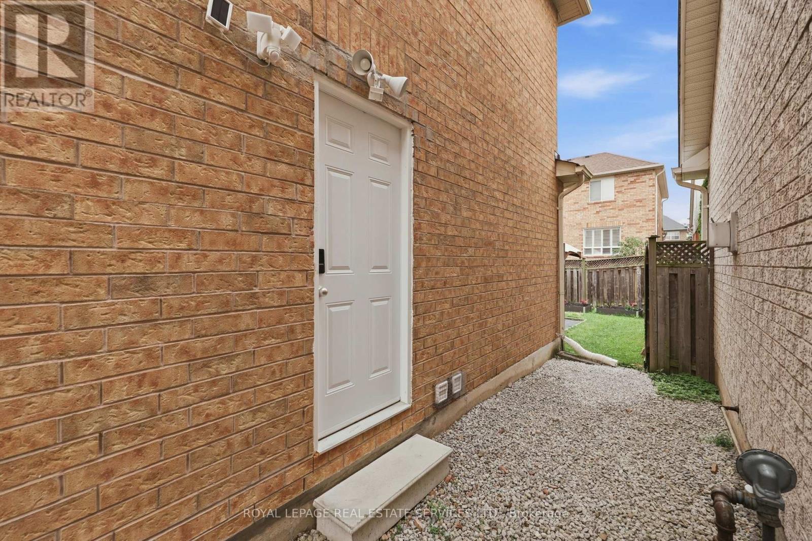 2382 FALKLAND CRESCENT - 42