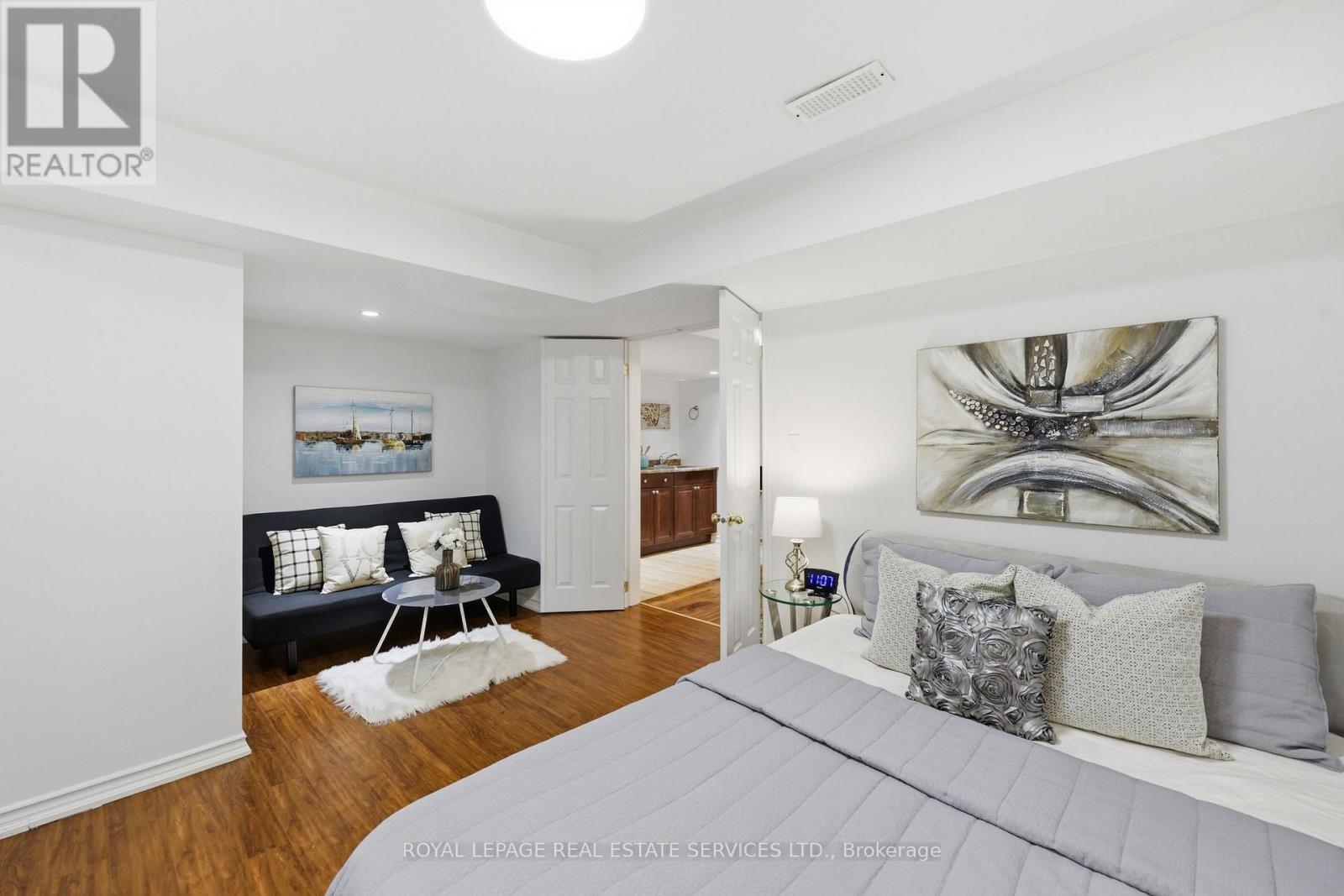 2382 FALKLAND CRESCENT - 41