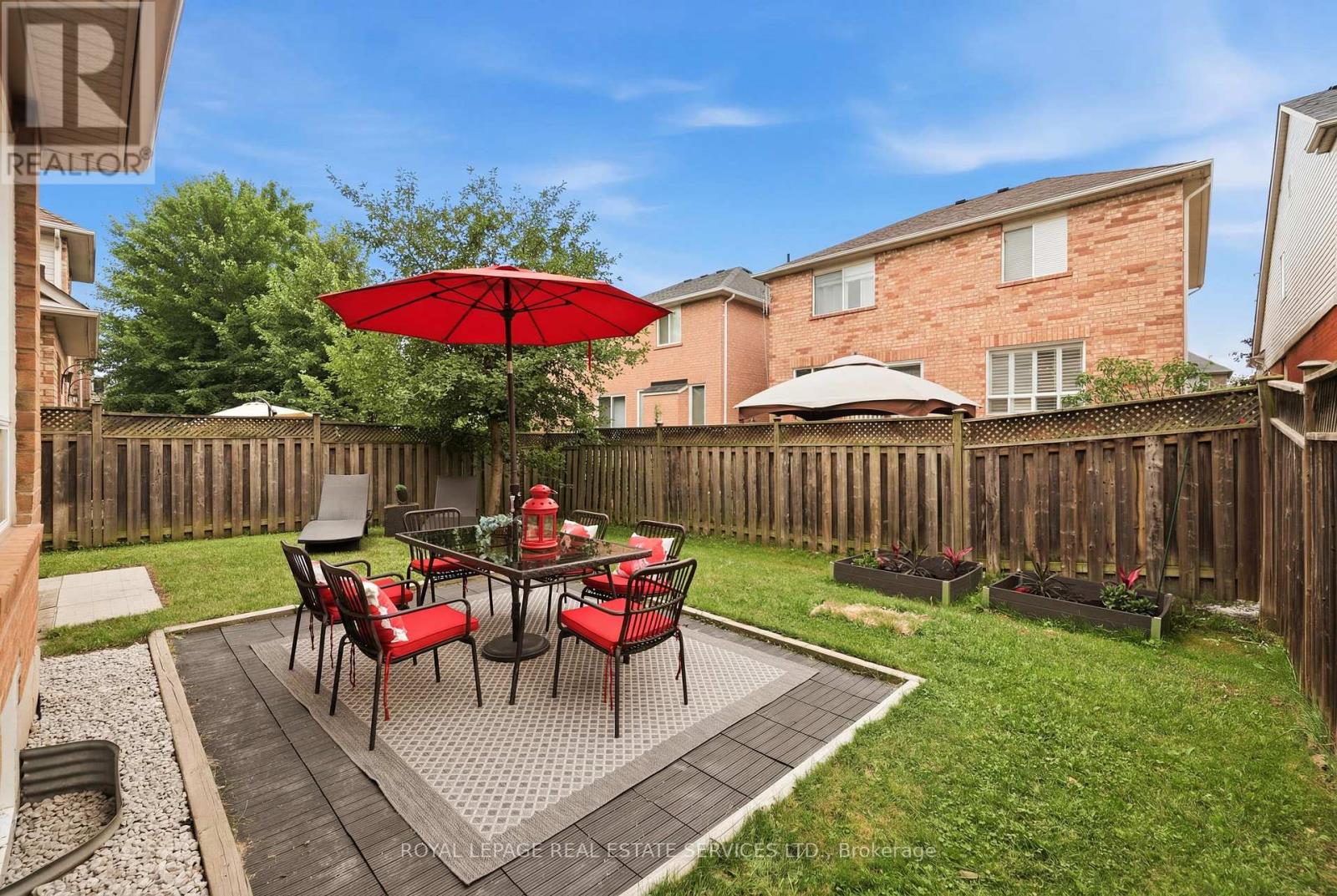 2382 FALKLAND CRESCENT - 43