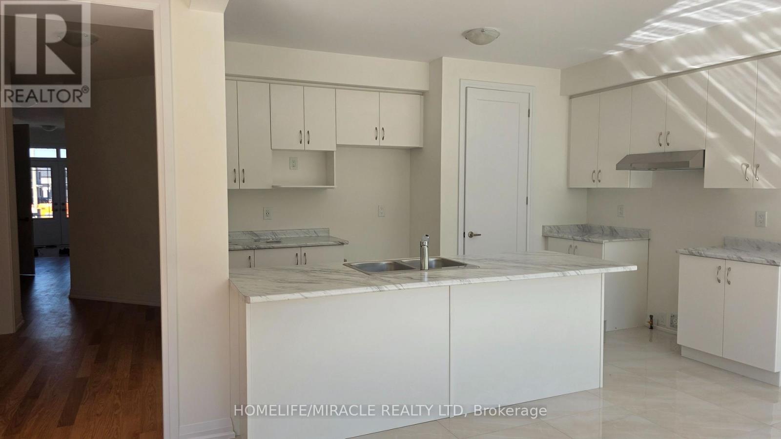 110 ADELINE CRESCENT — photo 2