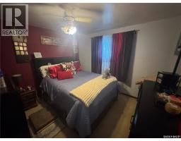 Enclosed porch - 1620 Rothwell Street, Regina, SK S4N3B8 Photo 6