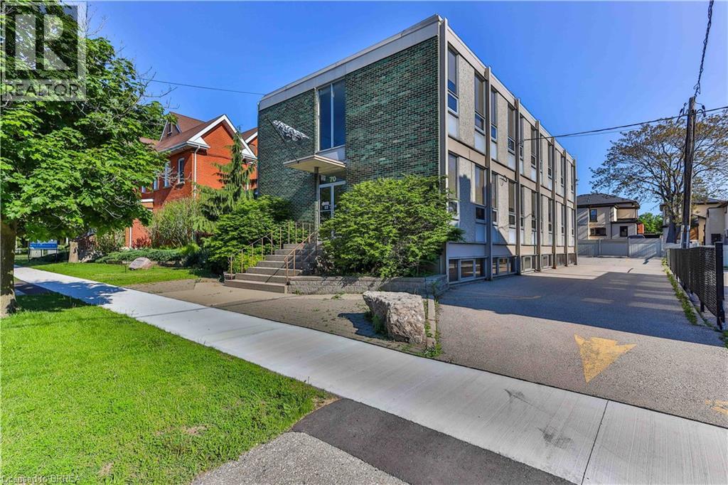 70 CHATHAM Street, Brantford — photo 3