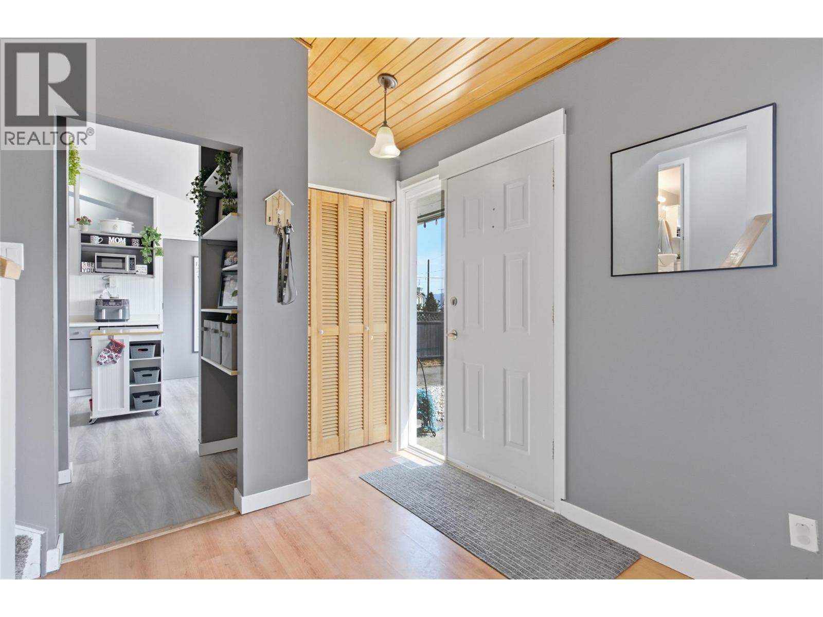 826 LETHBRIDGE Avenue, Kamloops — photo 2