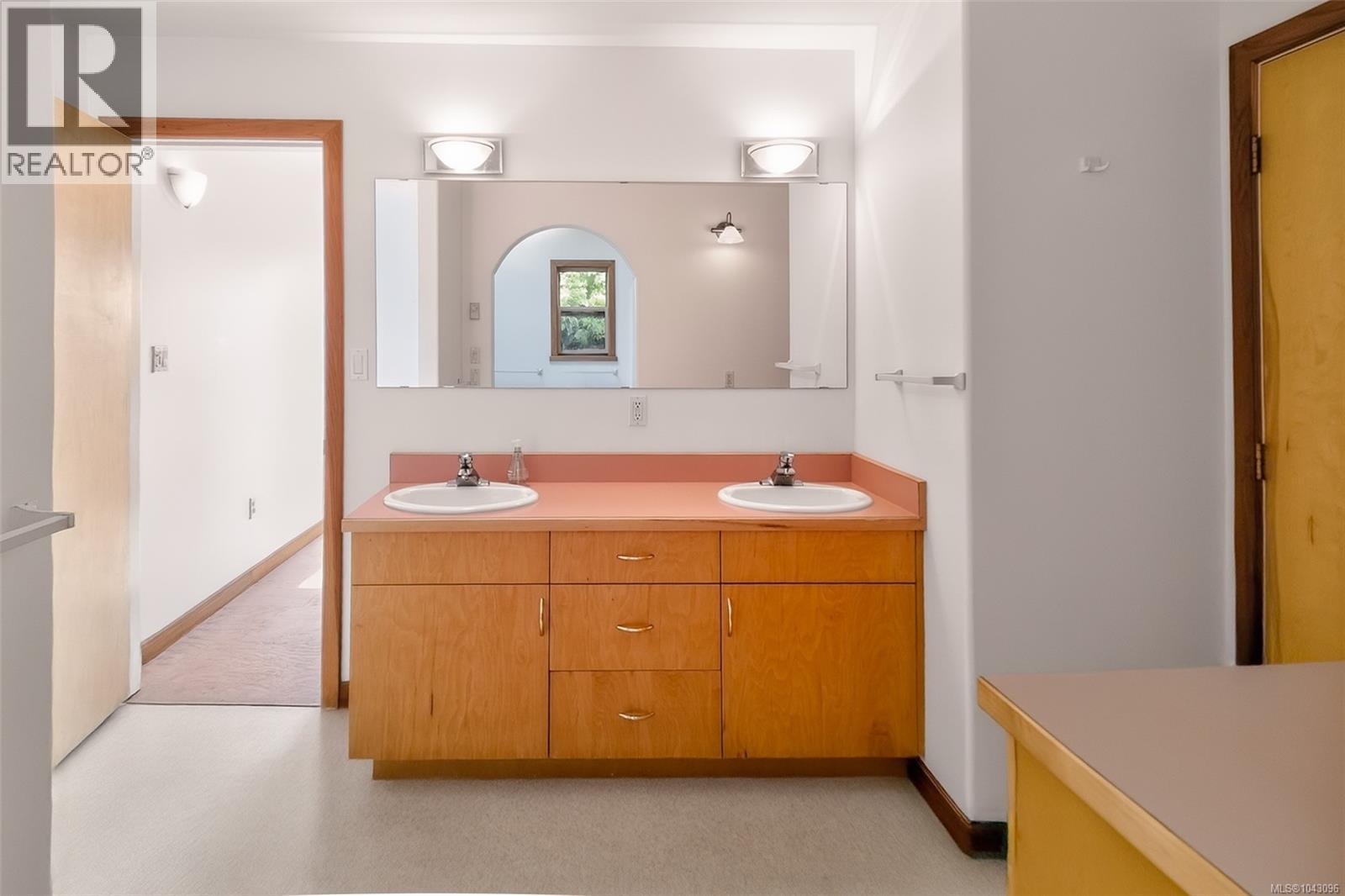 300 Fourth St, Tofino