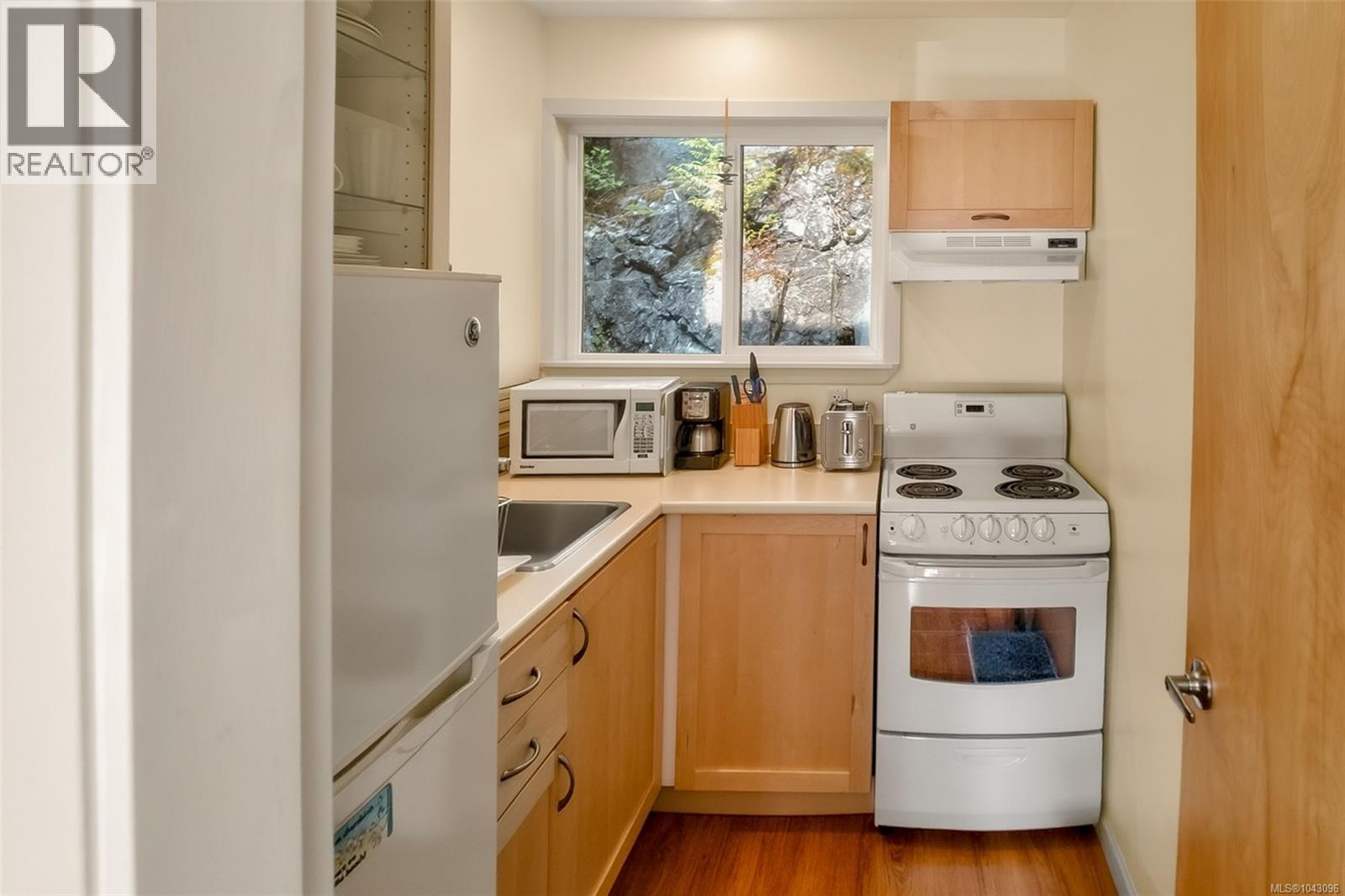 300 Fourth St, Tofino