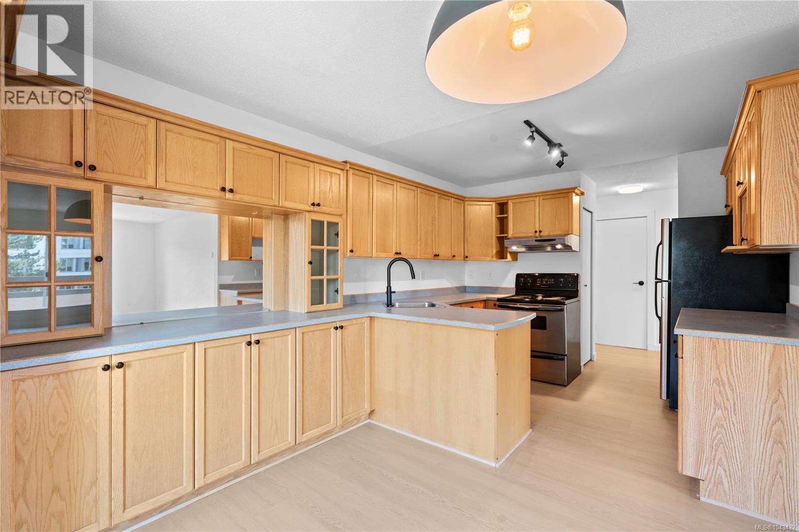 #209 3235 Quadra St - 10