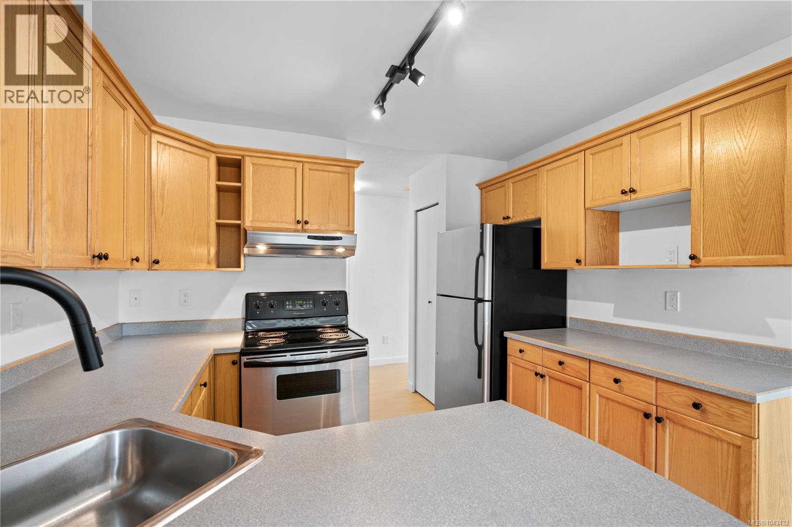 #209 3235 Quadra St - 11