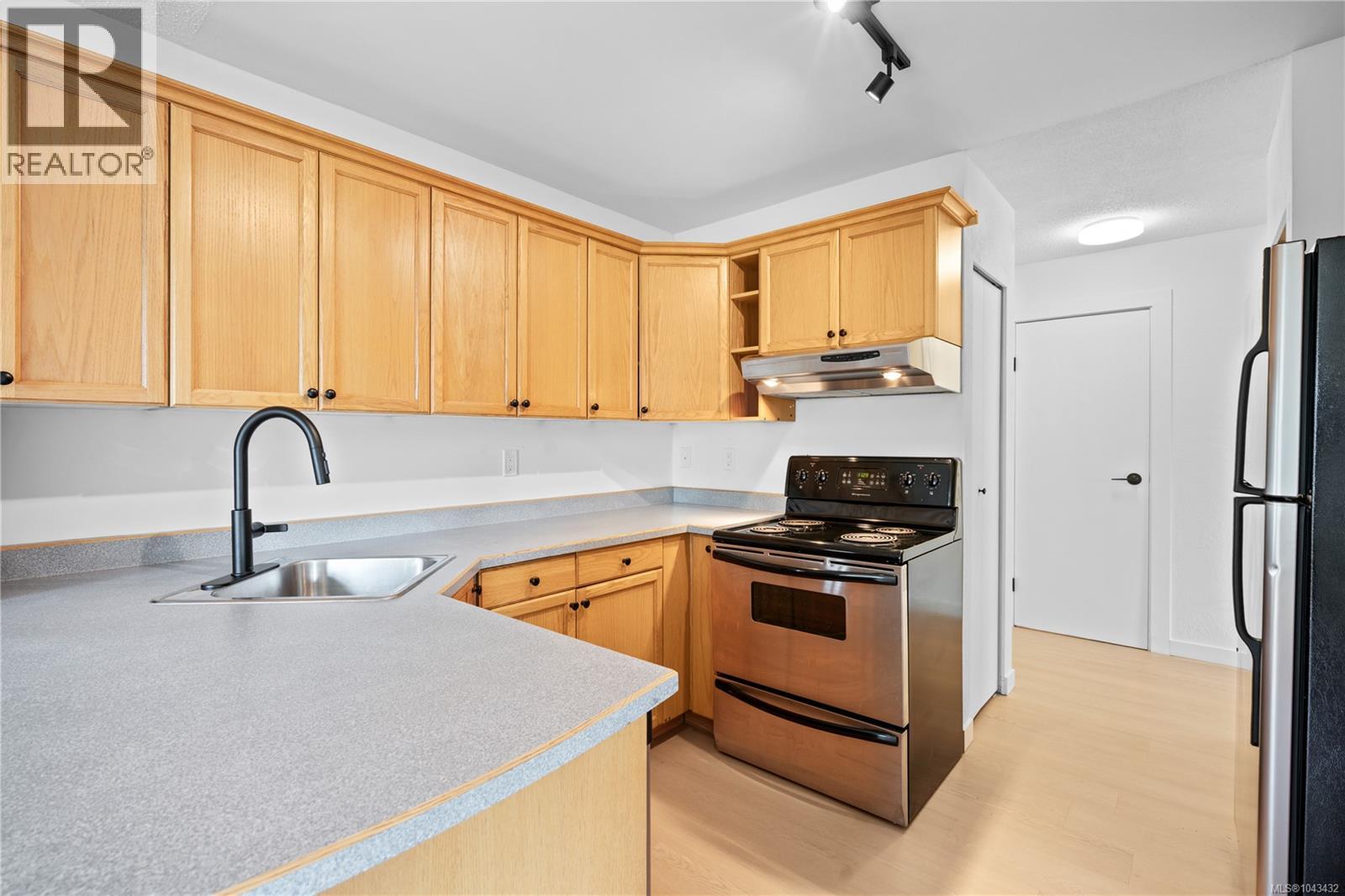 #209 3235 Quadra St - 12