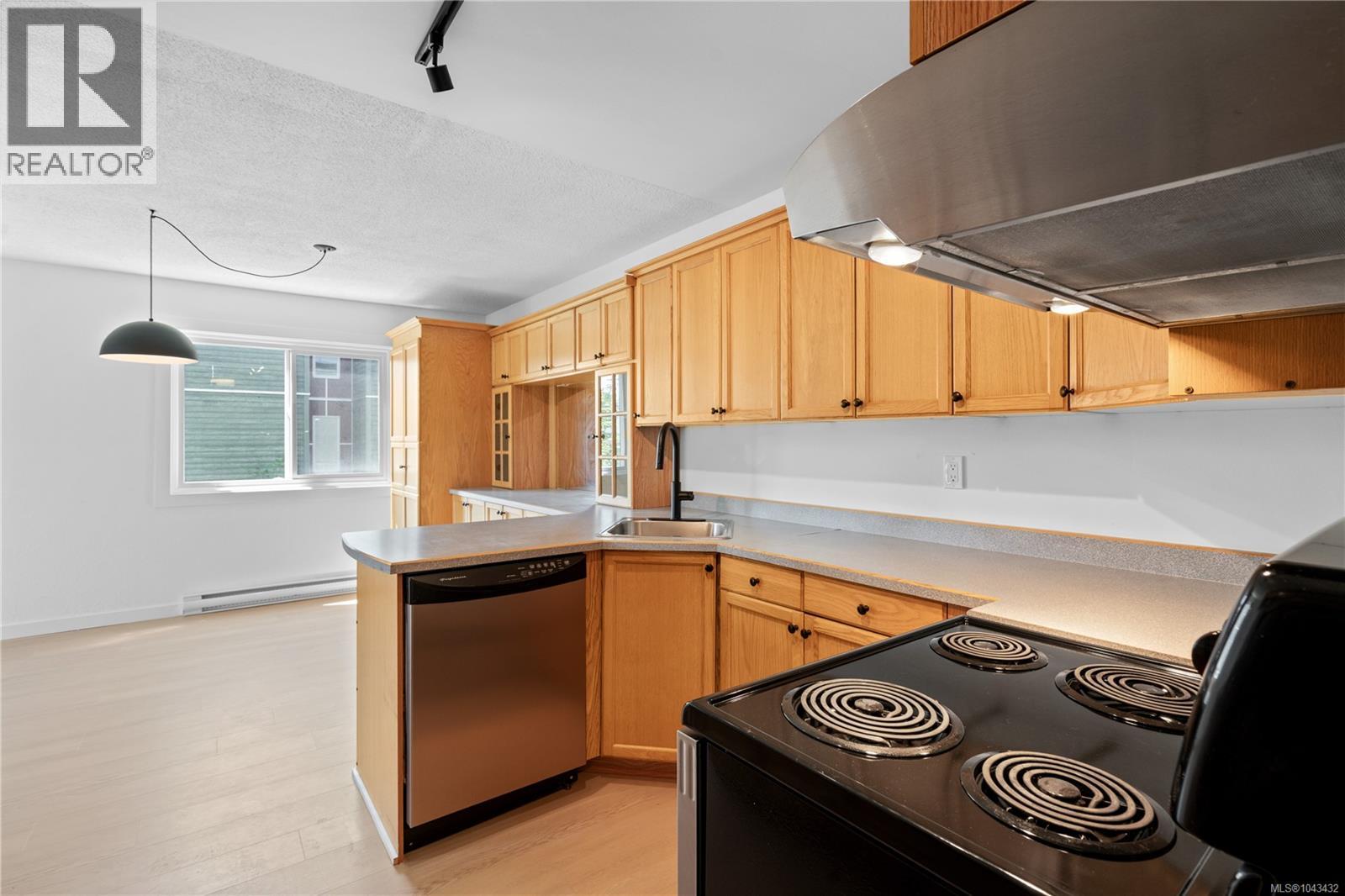 #209 3235 Quadra St - 13