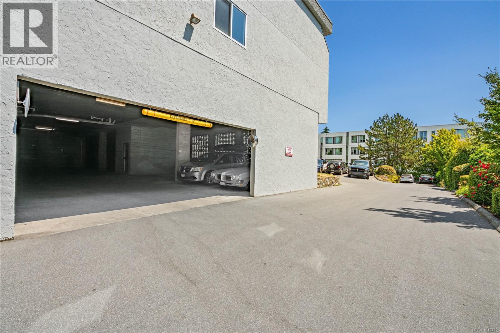 #209 3235 Quadra St - 27