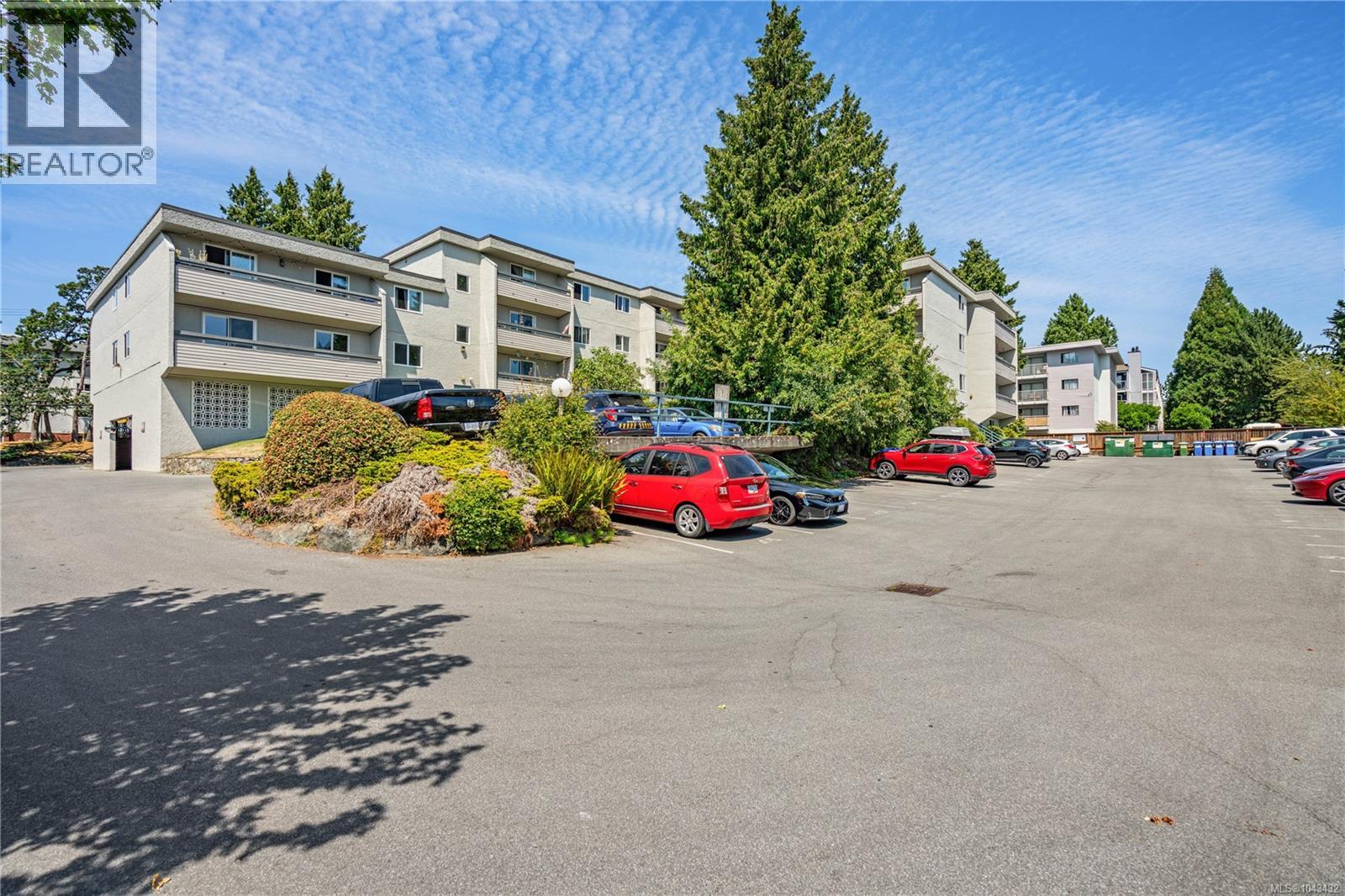 #209 3235 Quadra St - 30