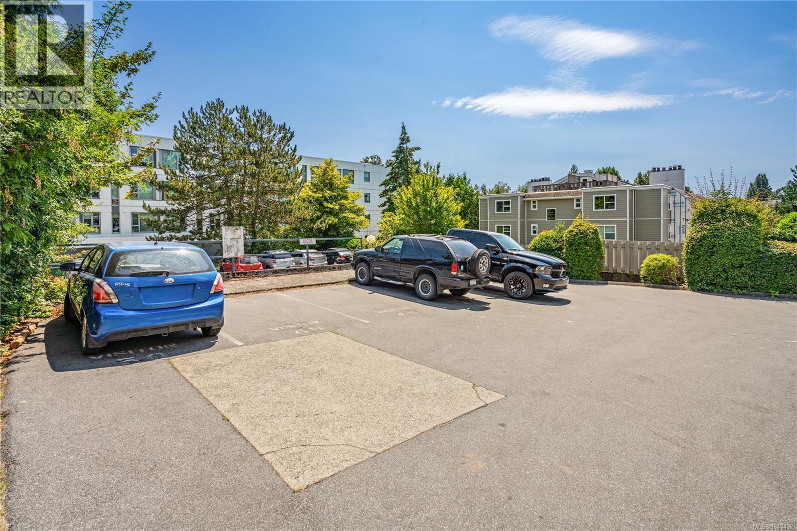 #209 3235 Quadra St - 34