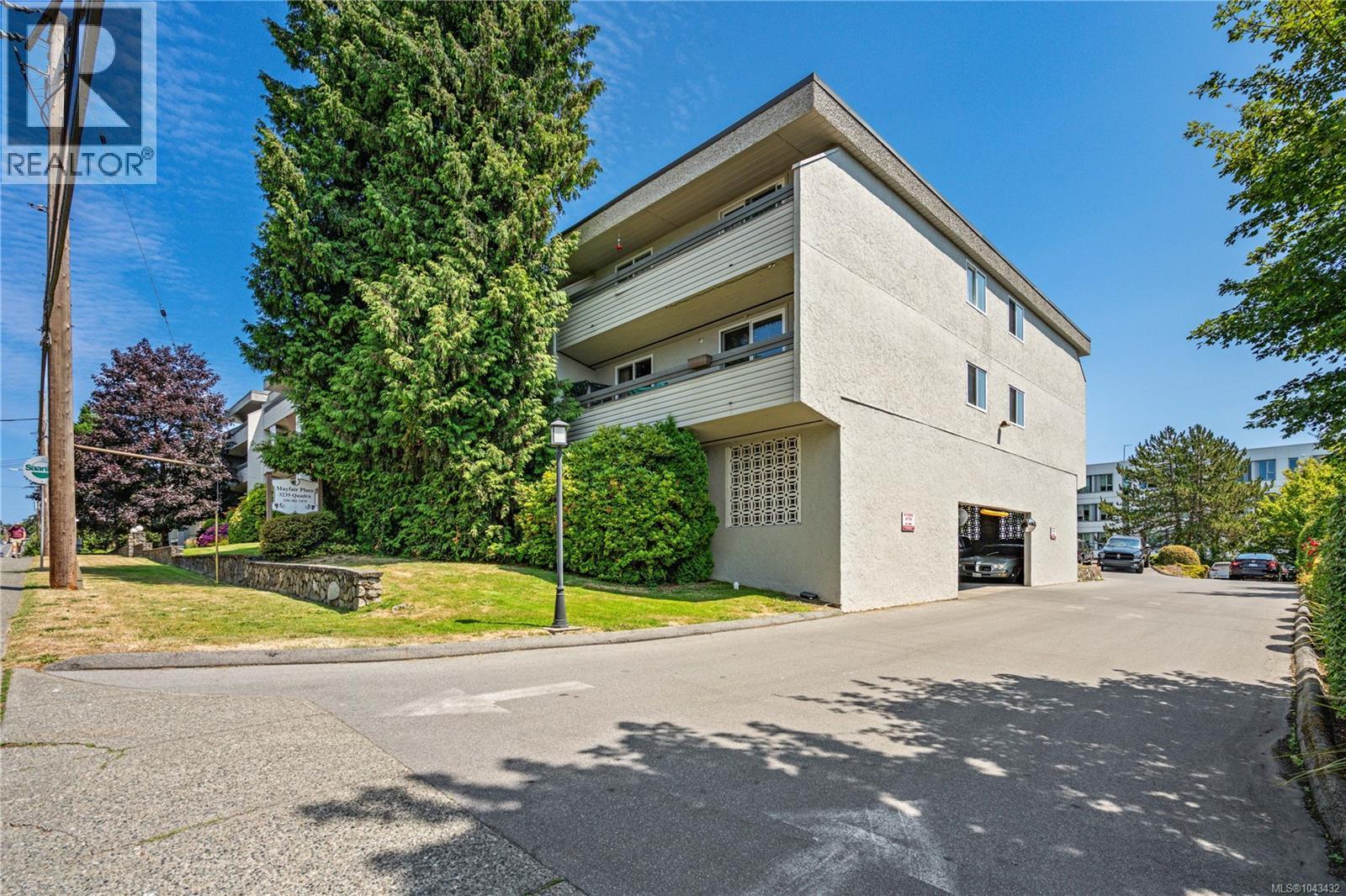 #209 3235 Quadra St - 35