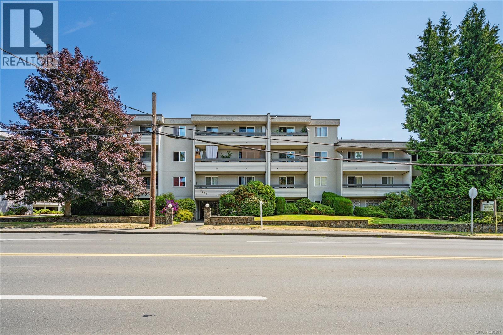 #209 3235 Quadra St - 37