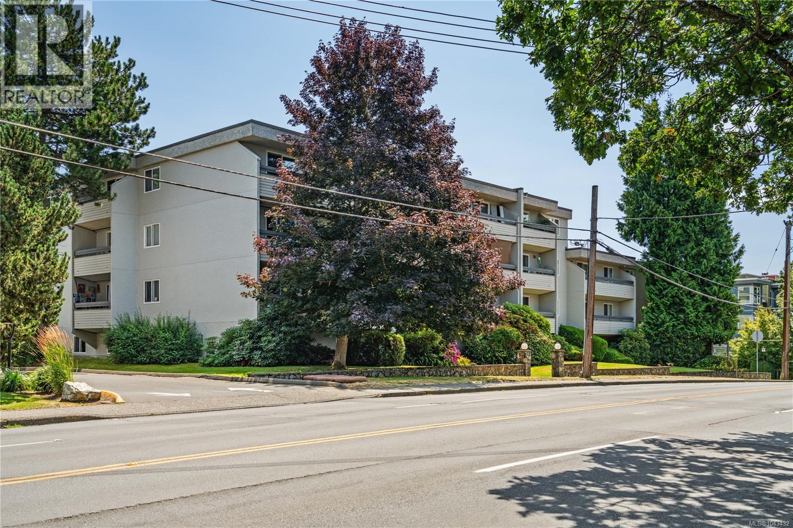 #209 3235 Quadra St - 38